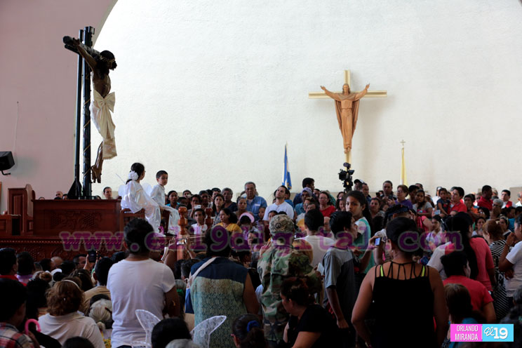 Miles de católicos participan de la bajada de la Sangre de Cristo